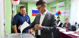 Глава района проголосовал на избирательном участке № 205