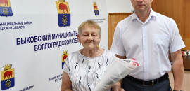 Глава района вручил Надежде Власовой почетную грамоту