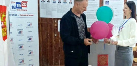 На УИК № 211 поздравили именинников