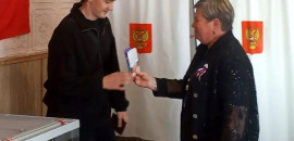 На УИК № 215 впервые проголосовали молодые избиратели