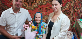 В Кислово поздравили старейшую жительницу села с 98-летием