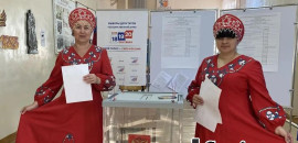 В Катричеве голосование началось с народного колорита: на участок пришли артисты в русских костюмах