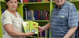 Писатель Павел Краснощеков передал новую книгу в библиотеку р.п. Быково